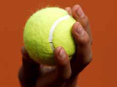 Balle de tennis au service